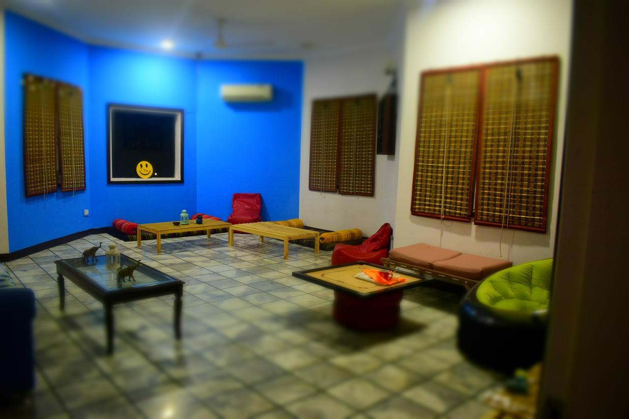 Roots Hostel Нью-Дели Экстерьер фото